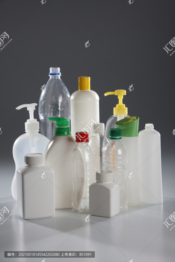 液体产品的各种包装在普通背景下隔离