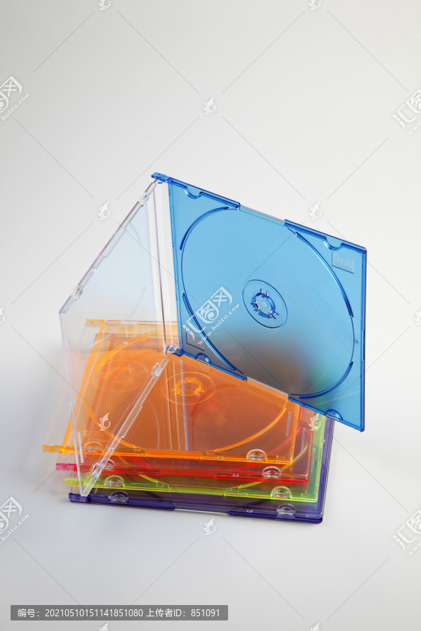 在普通背景上拍摄塑料CD或DVD盒