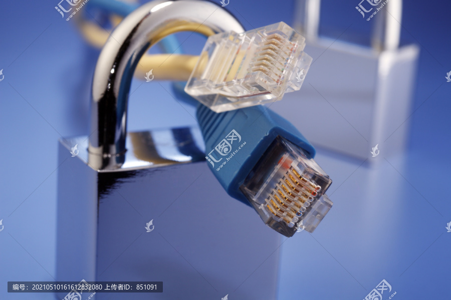 蓝色背景上带有网线的挂锁。