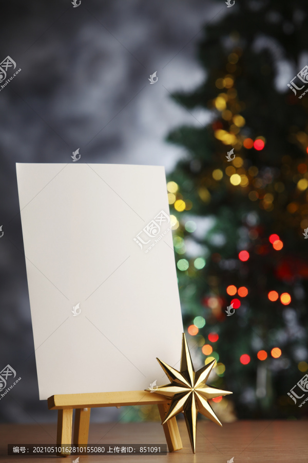 带圣诞树的相框。