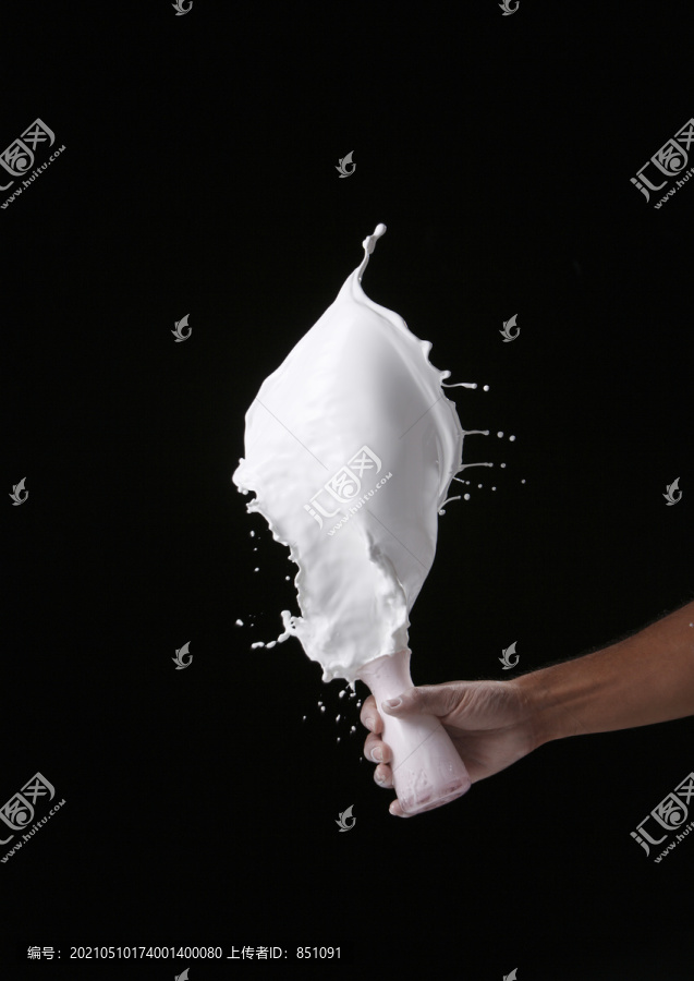 手倒一杯牛奶