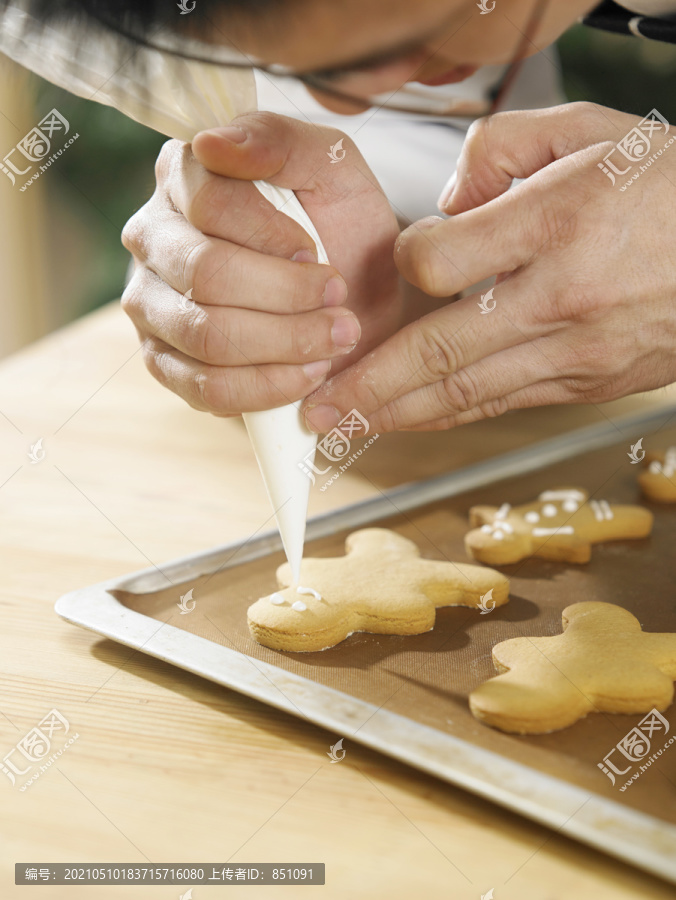 特写厨师用冰糖装饰饼干