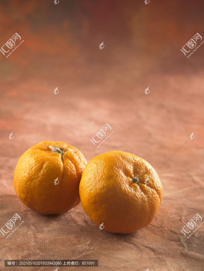 彩色背景上的橘子