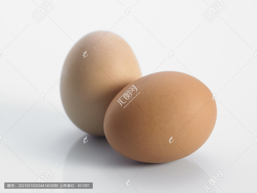 白色背景上分离出两个鸡蛋