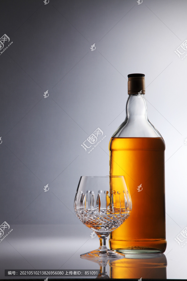 一瓶威士忌和水晶杯