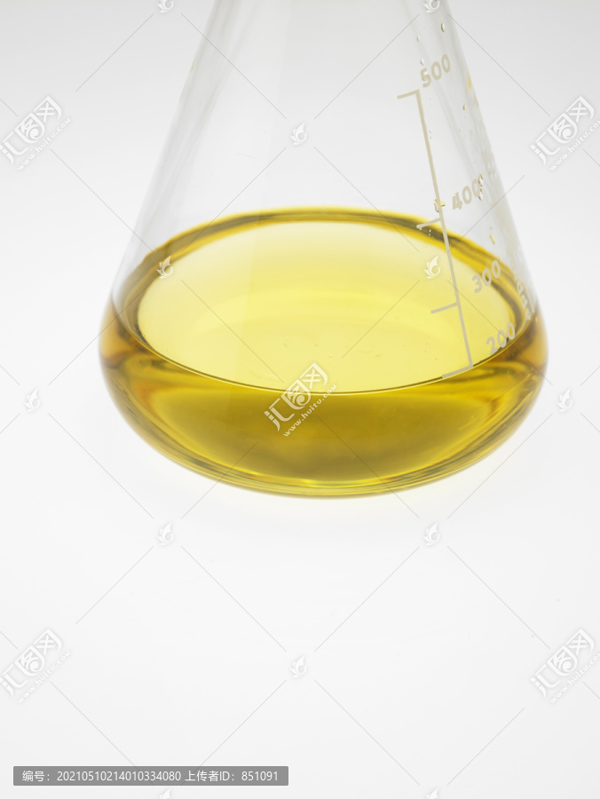 瓶子或白色背景上的油