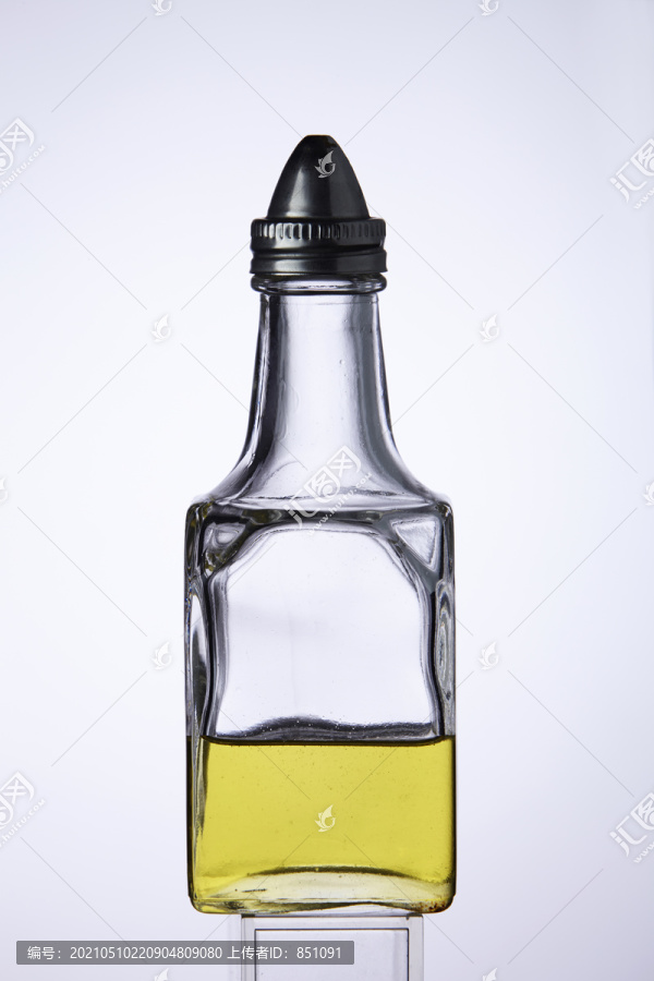 白色背景上透明玻璃容器中的食用油