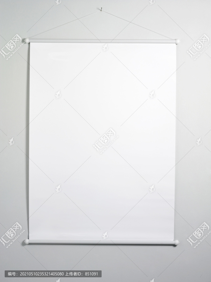 墙上一块空白的可移动白板