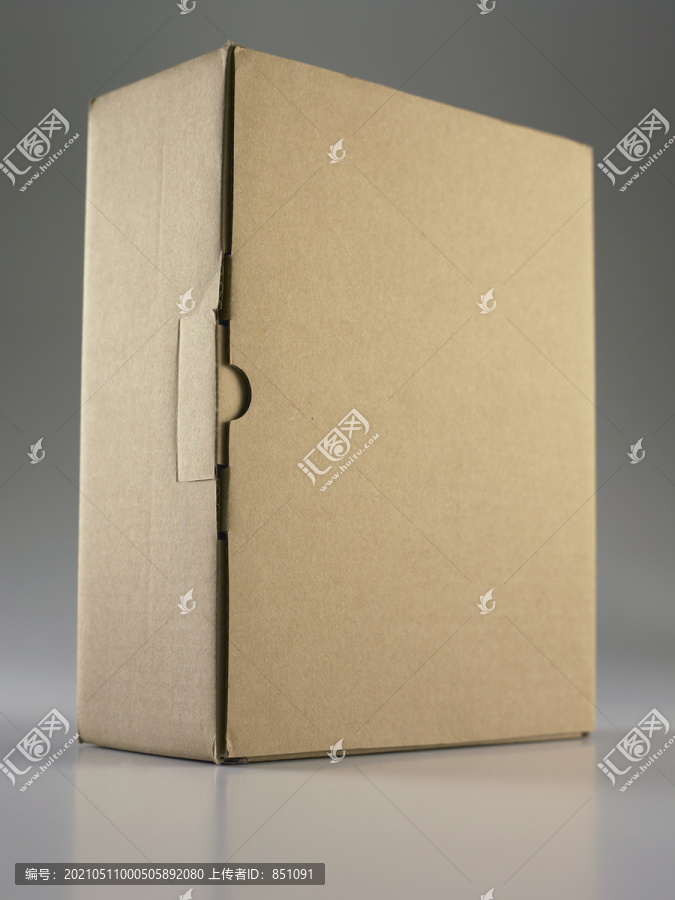 浅色背景的棕色纸板箱