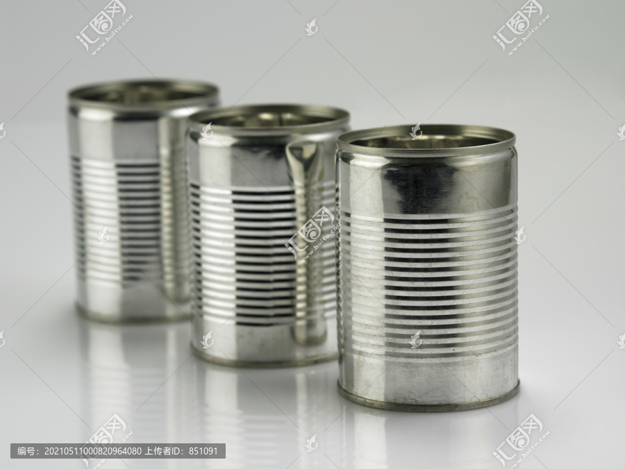 铝罐排成一排放在普通的背景上