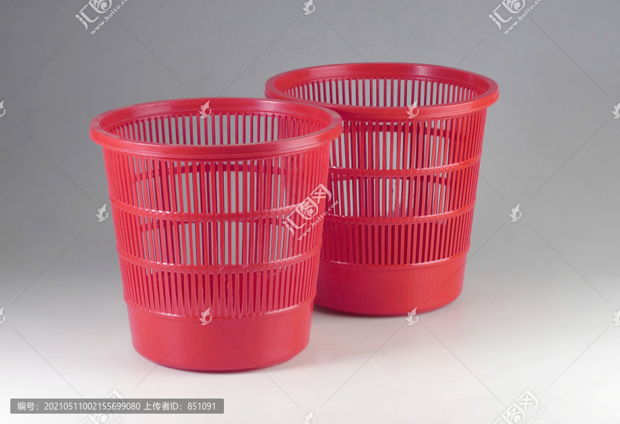 两个红色的垃圾箱。