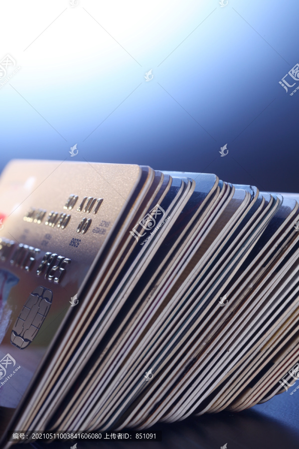 一堆信用卡的特写镜头