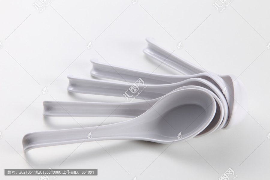 白色背景上的白色空陶瓷汤匙