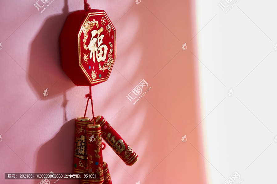 红色背景的中国新年鞭炮（文中翻译的汉字是指好运、财富、金钱的流动）