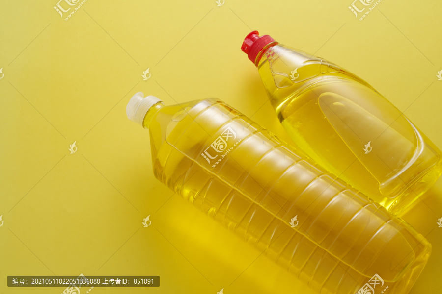 黄色背景上的黄色洗涤剂