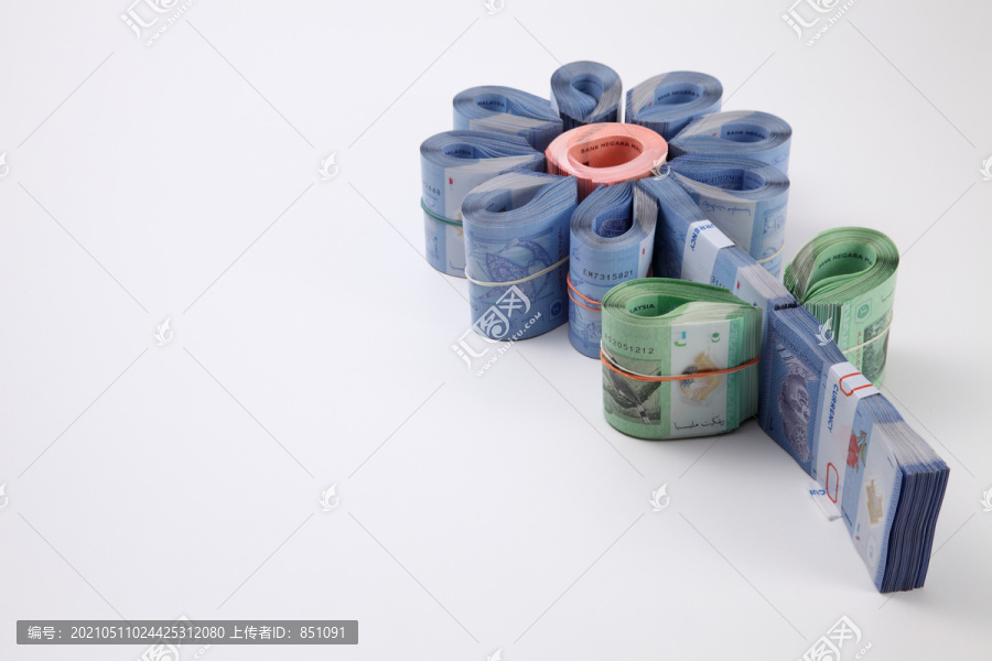 钞票排列成花的形状