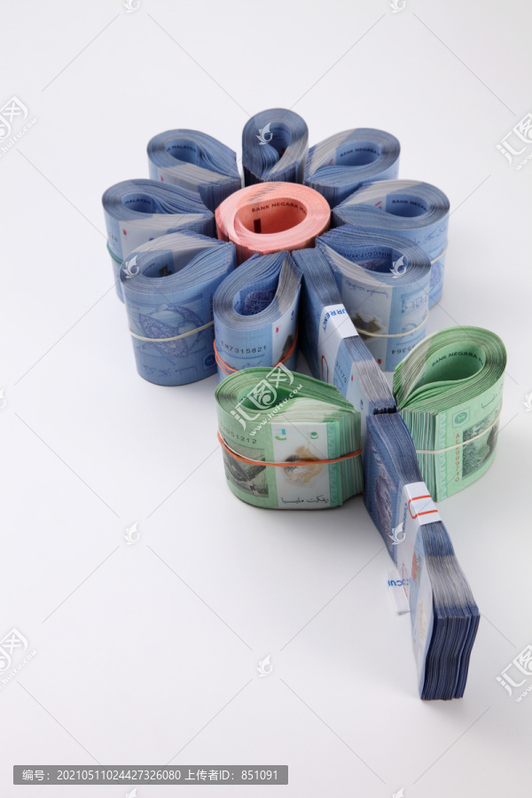 钞票排列成花的形状