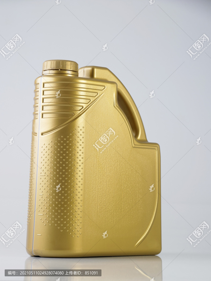 白色背景的金色发动机机油罐