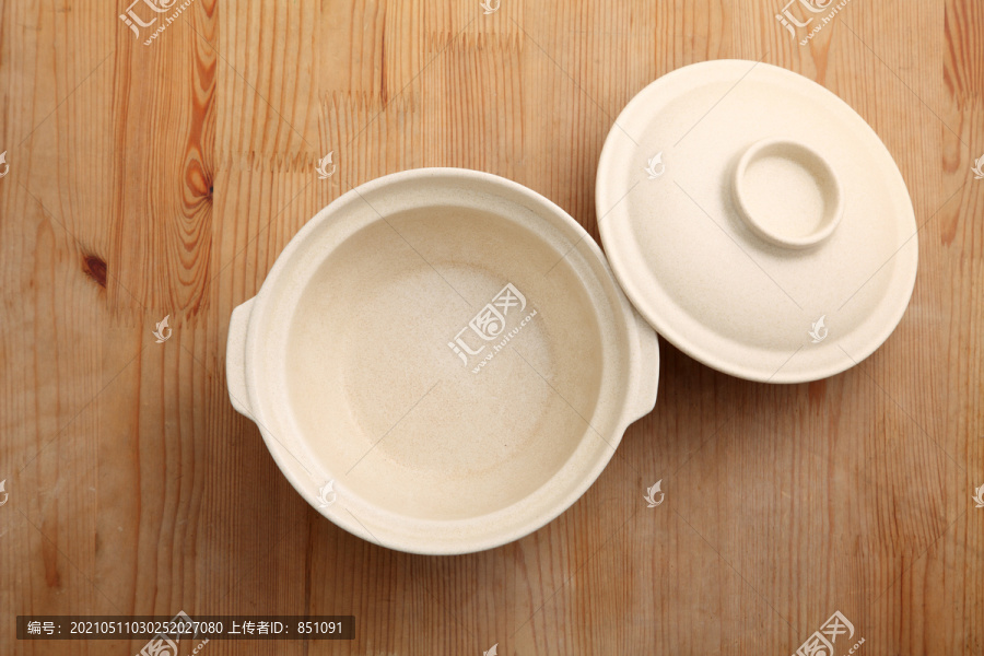木制背景上的中国空陶罐