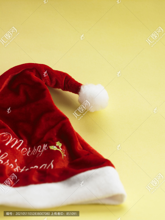 黄色背景的圣诞快乐帽