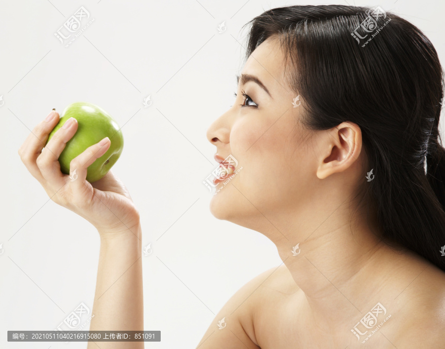 手持苹果的年轻女子