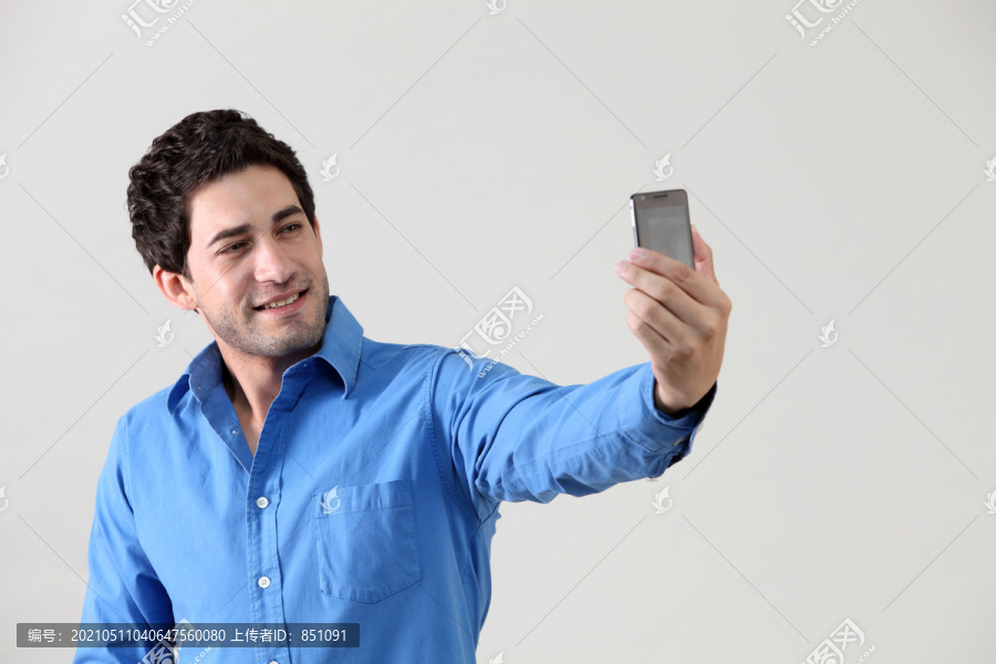 男子用手机给自己拍照