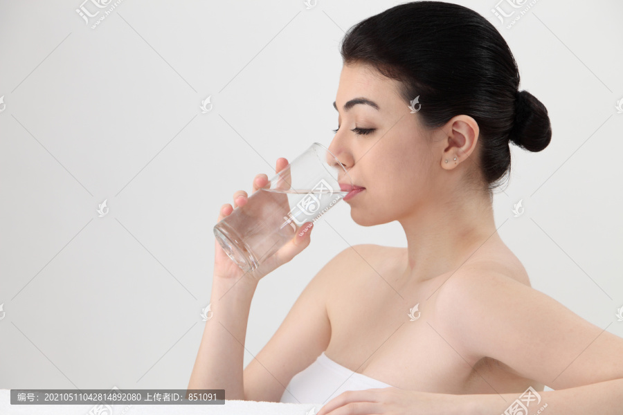 闭着眼睛喝水的女人