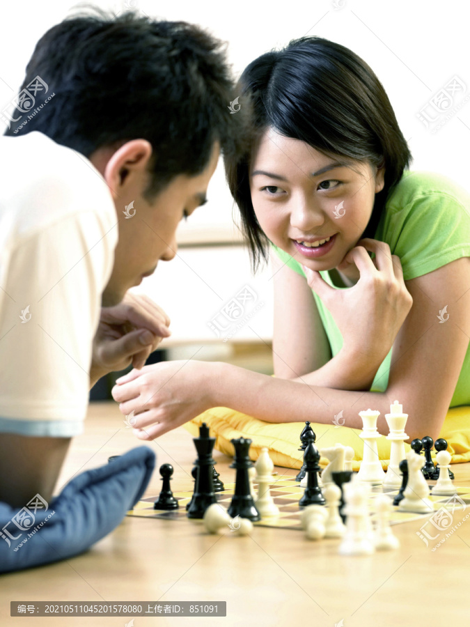 一对夫妇在地板上下棋