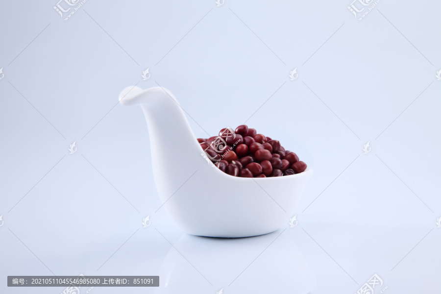汤匙里的红豆设计的碟子