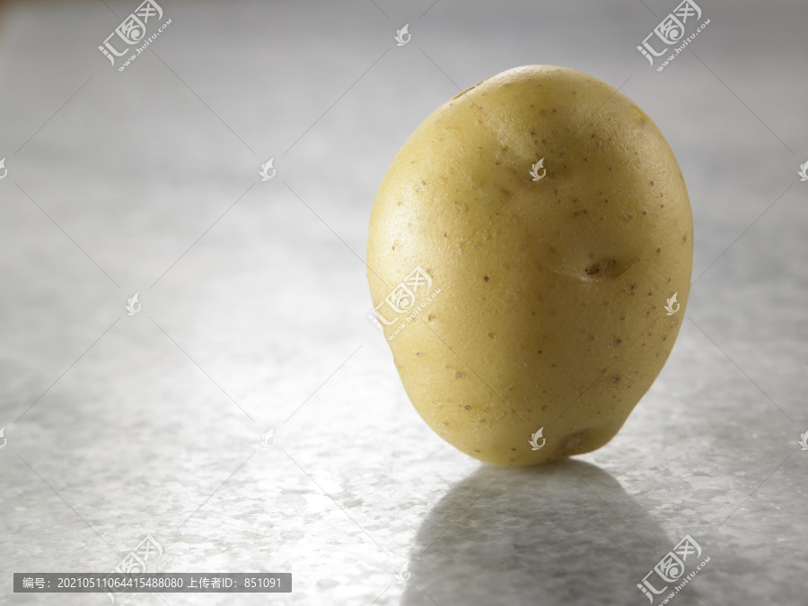 大理石桌上的一个土豆