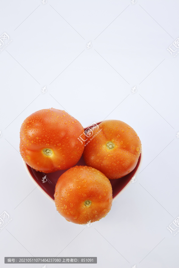 鲜红可口的西红柿心形盘