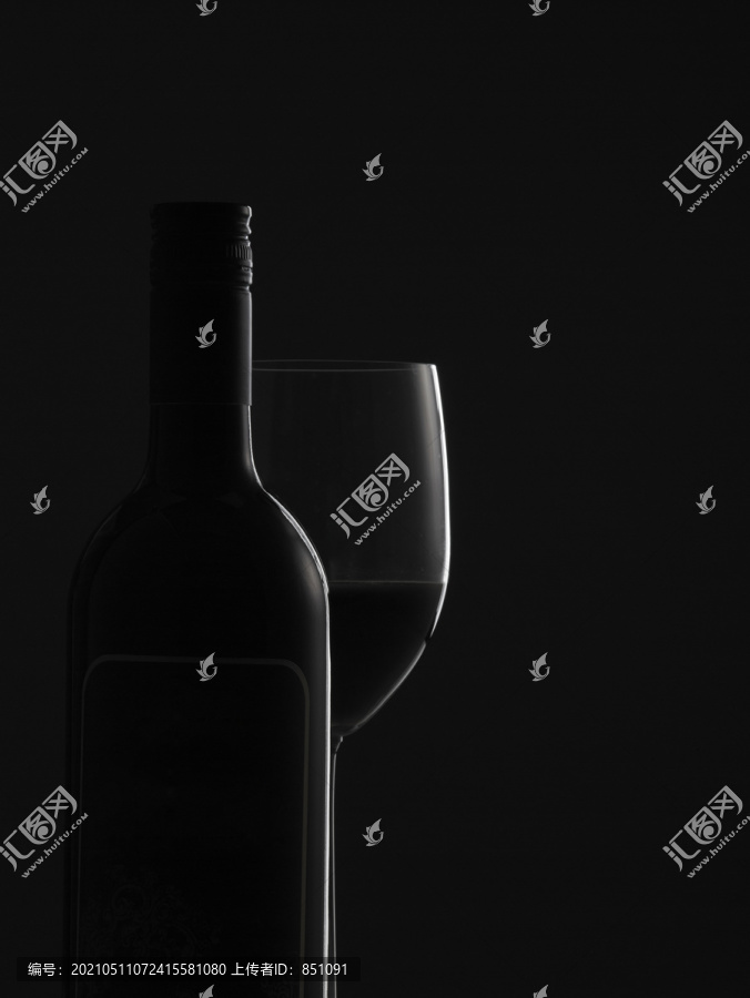 优雅的酒瓶和酒杯，黑色背景