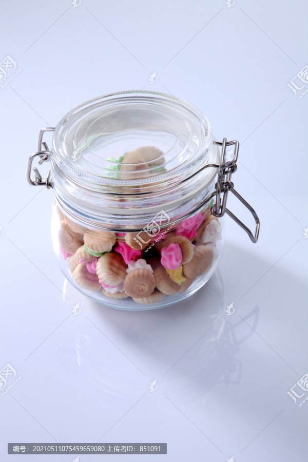 肚脐冰宝石饼干在一个玻璃罐