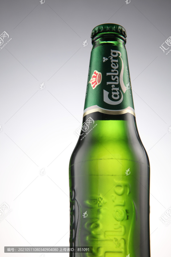 吉隆坡，马来西亚-2015年7月2日，全球分销嘉士伯集团生产的淡啤酒，嘉士伯集团是一家成立于1847