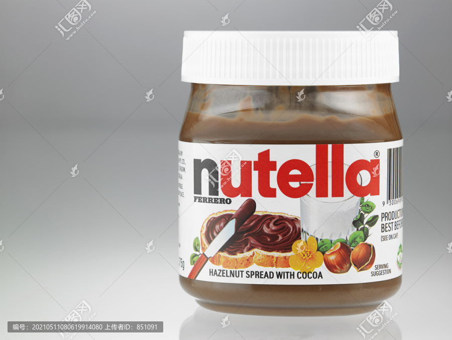 吉隆坡，马来西亚-2015年6月19日。Nutella榛子酱罐。Nutella是意大利费列罗公司生产