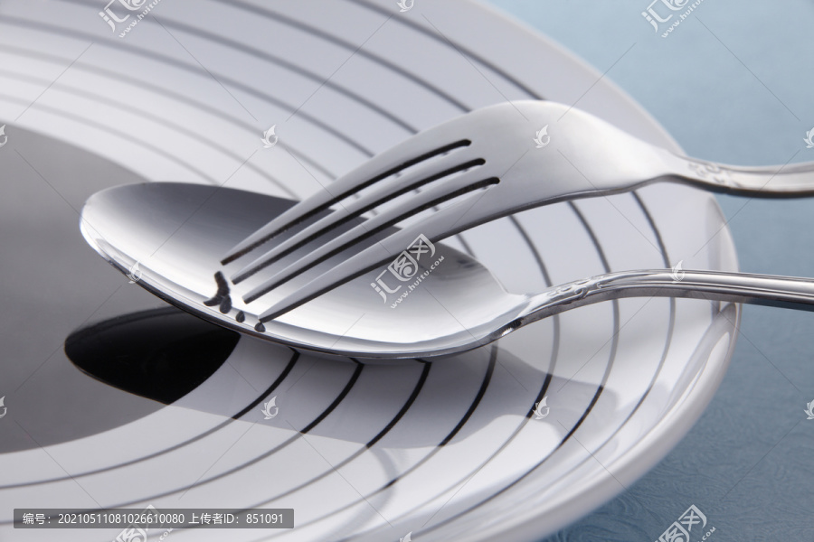 叉子和勺子的桌子设置