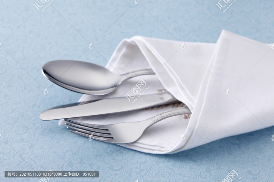 叉子和勺子的桌子设置