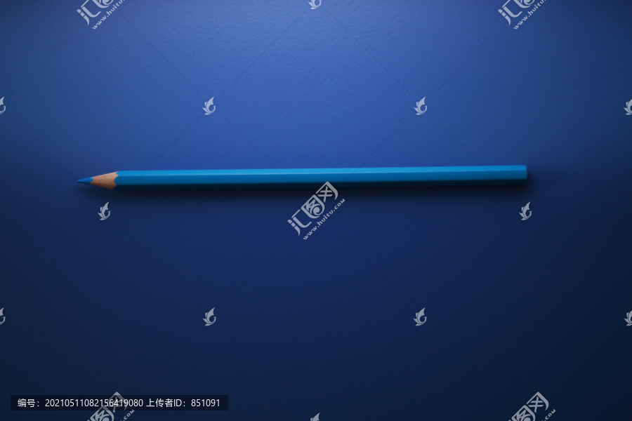 蓝色背景上的蓝色铅笔