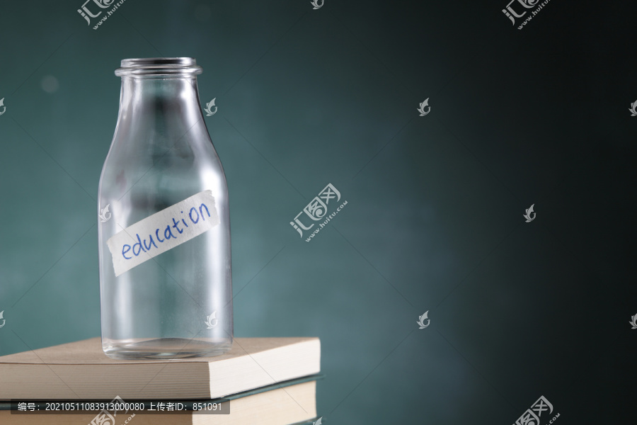 空玻璃罐上贴着文字教育标签