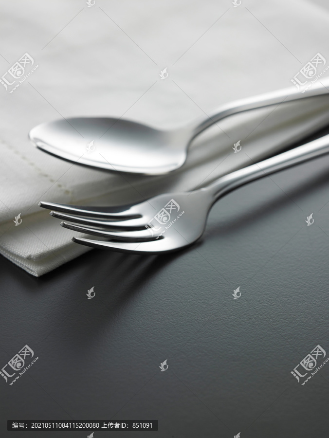 餐桌餐巾纸上的叉子和勺子