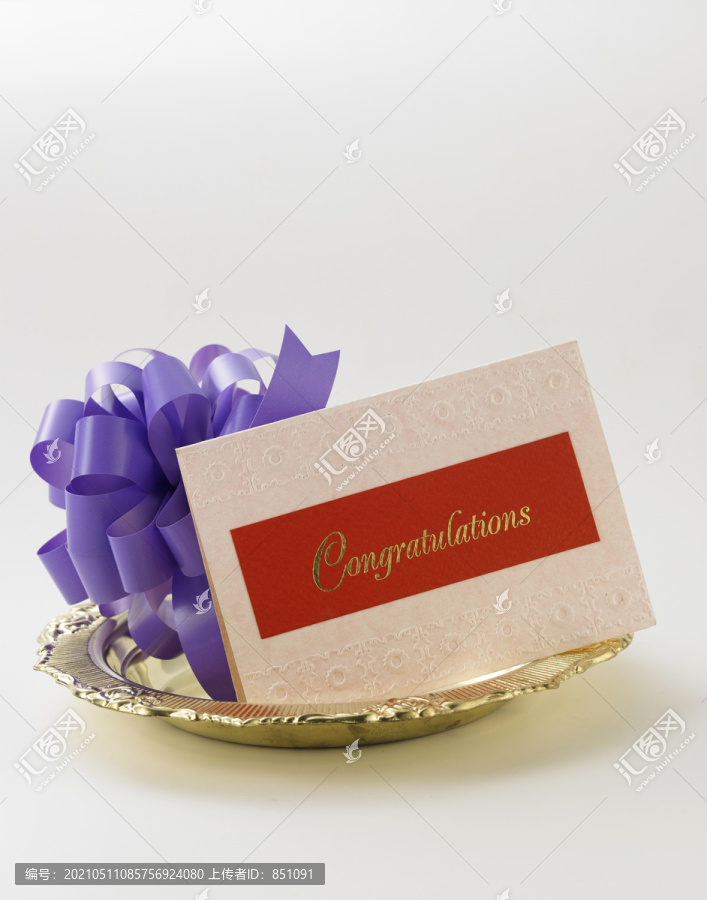 紫色丝带蝴蝶结和祝贺卡