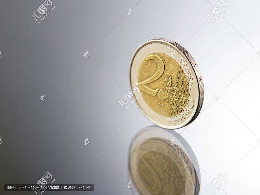 玻璃顶上有两个欧元硬币