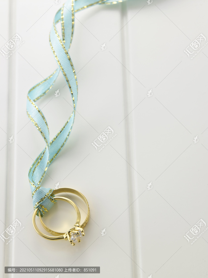 顶视图绿色丝带连接的结婚戒指