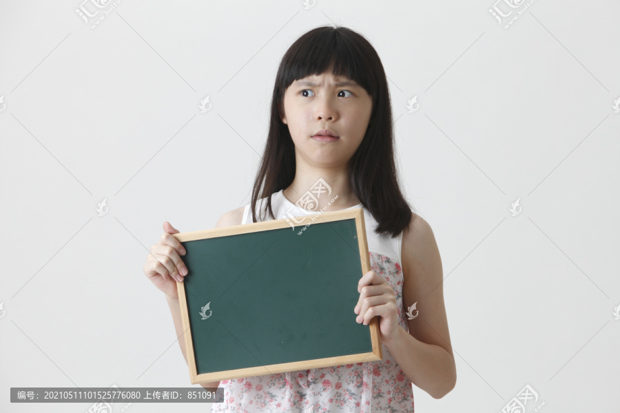 一个拿着小黑板的中国女孩惊讶地说