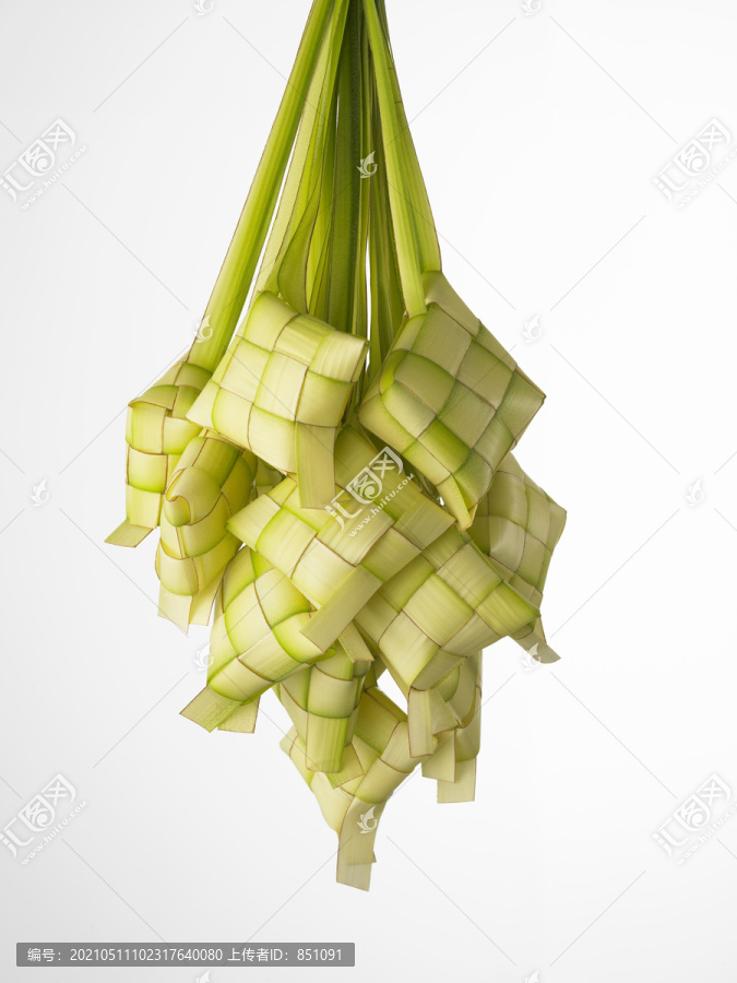 饺子兴奋地挂着庆祝Ketupat欢乐的节日Id开斋节伊斯兰习俗和庆祝食品和饮料在室内马来西亚没有人吃