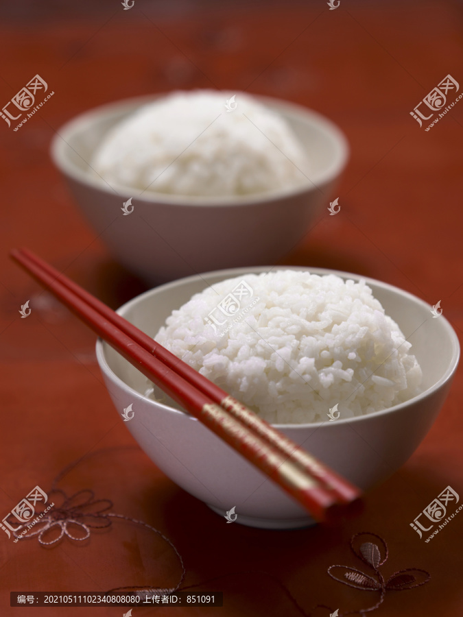 两碗饭配一双红筷子
