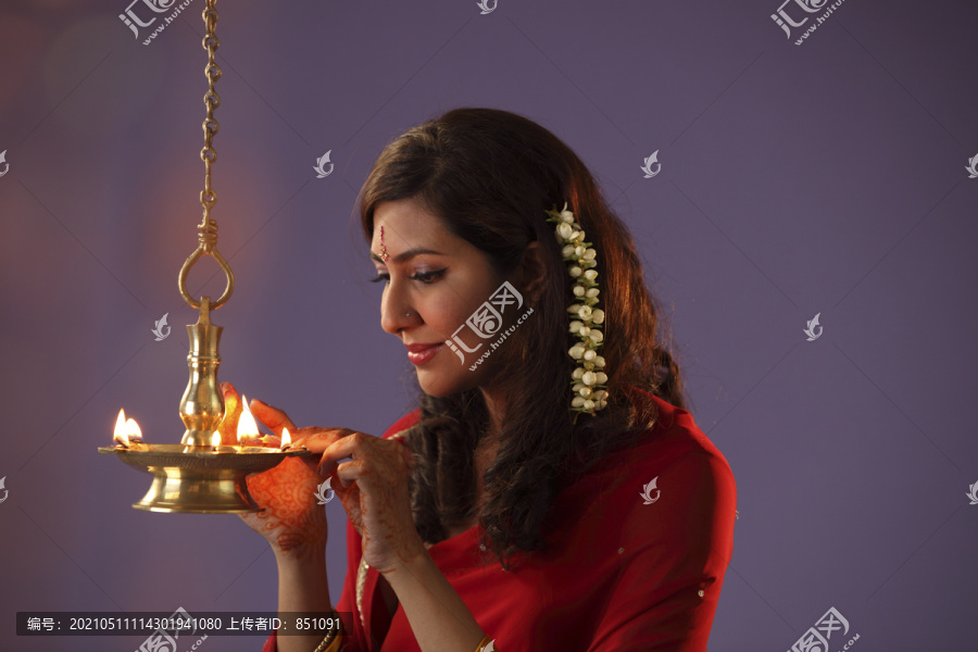 印度教奉献者点燃瓦灯庆祝印度教的提瓦利节，排灯节，被称为“灯节，