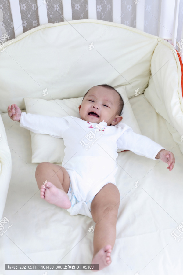 婴儿在床上哭