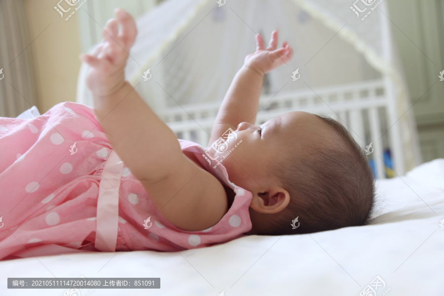 婴儿在床上玩耍的特写镜头