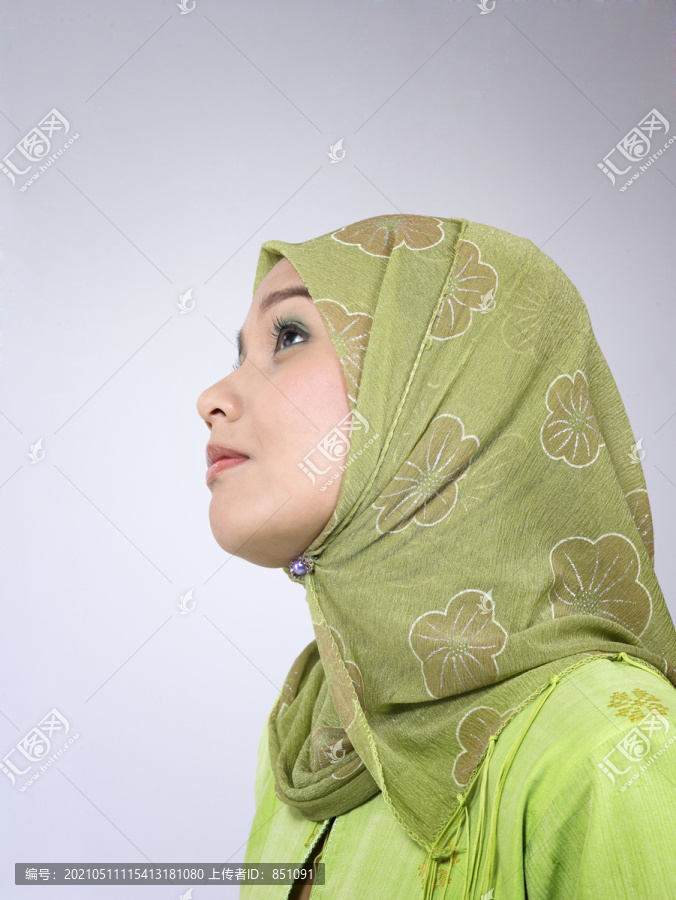马来妇女穿着土董的侧视图